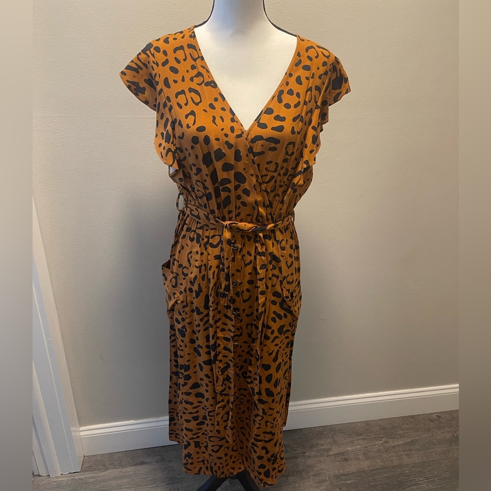 NWT MIDI dress in Leopard print with Pockets - Size Medium